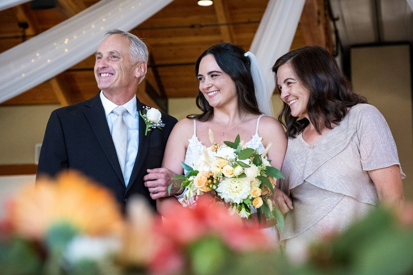 Justine between her parents before the ceremony