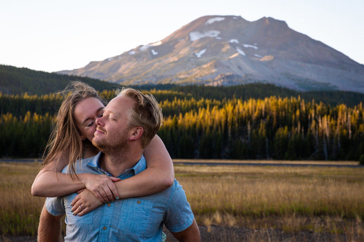 A kiss with the Cascades behind them